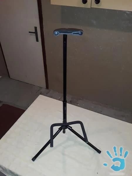 stojan-na-gitaru