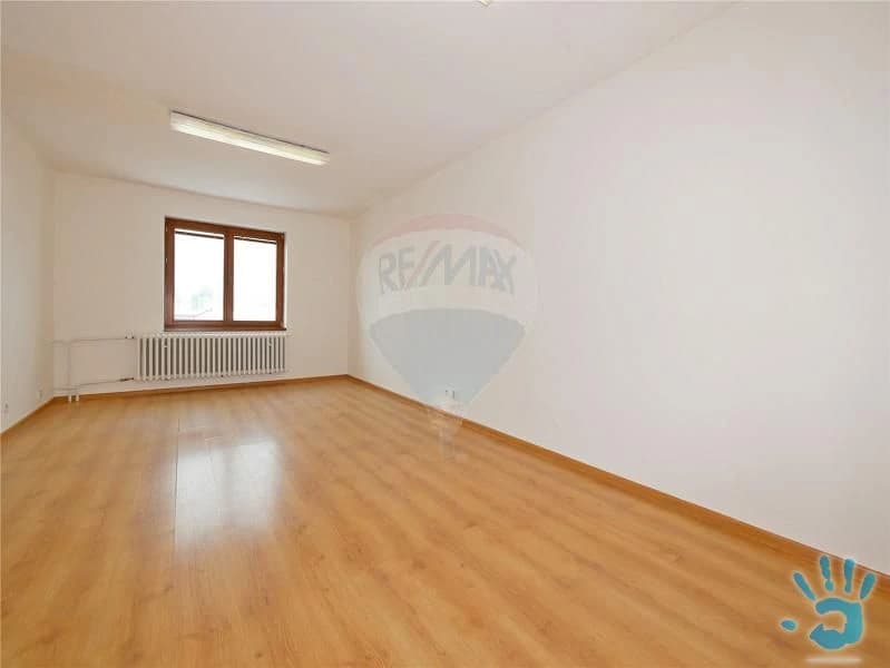 prenajom-kancelarie-20-40-m2-ruzomberok-parkovanie-bezplatne