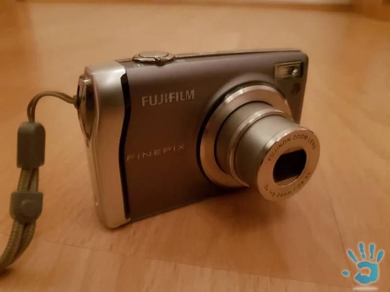 fotoaparat-fujifilm-finepix-f40fd-a-kamera-panasonic-sdr-s7ep-k