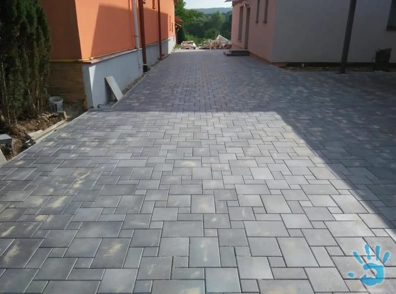 pokladka-zamkovej-dlazby-a-ploty-z-okrasnych-tvarnic