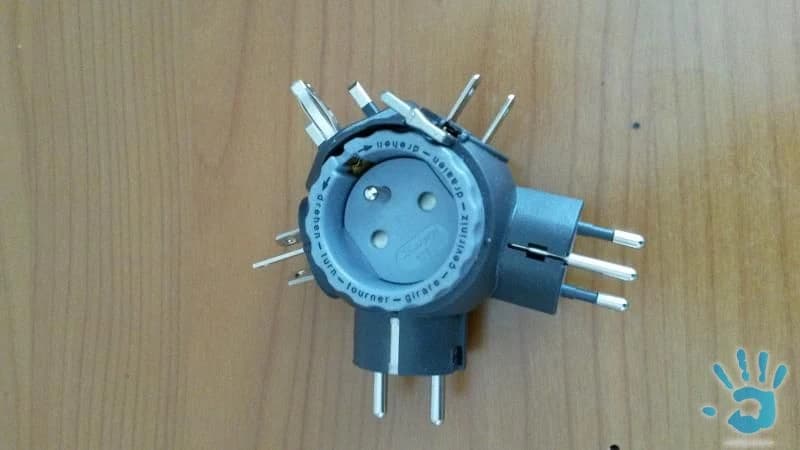 predam-univerzalny-cestovny-adapter