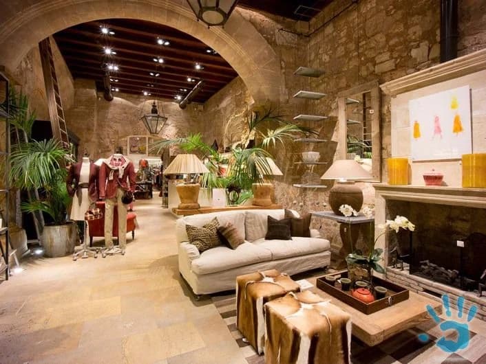 asistent-ka-predaja-sales-assistant-concept-lifestyle-store