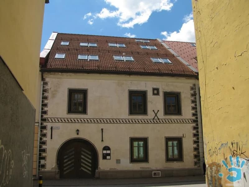 predaj-mestiacky-dom-na-namesti-s-parkoviskom-vynimocna-investicia