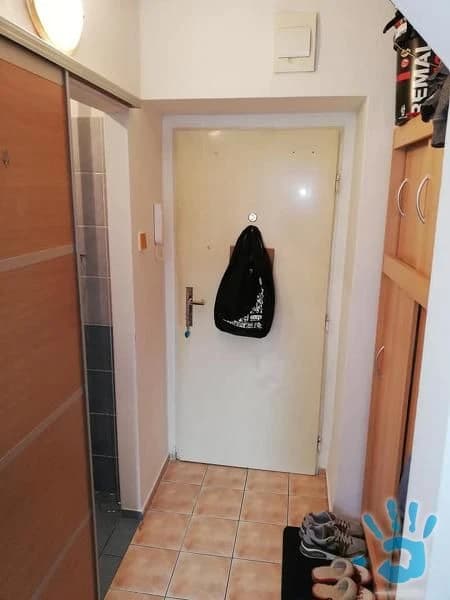 predam-1-izbovy-usporny-byt-v-handlovej