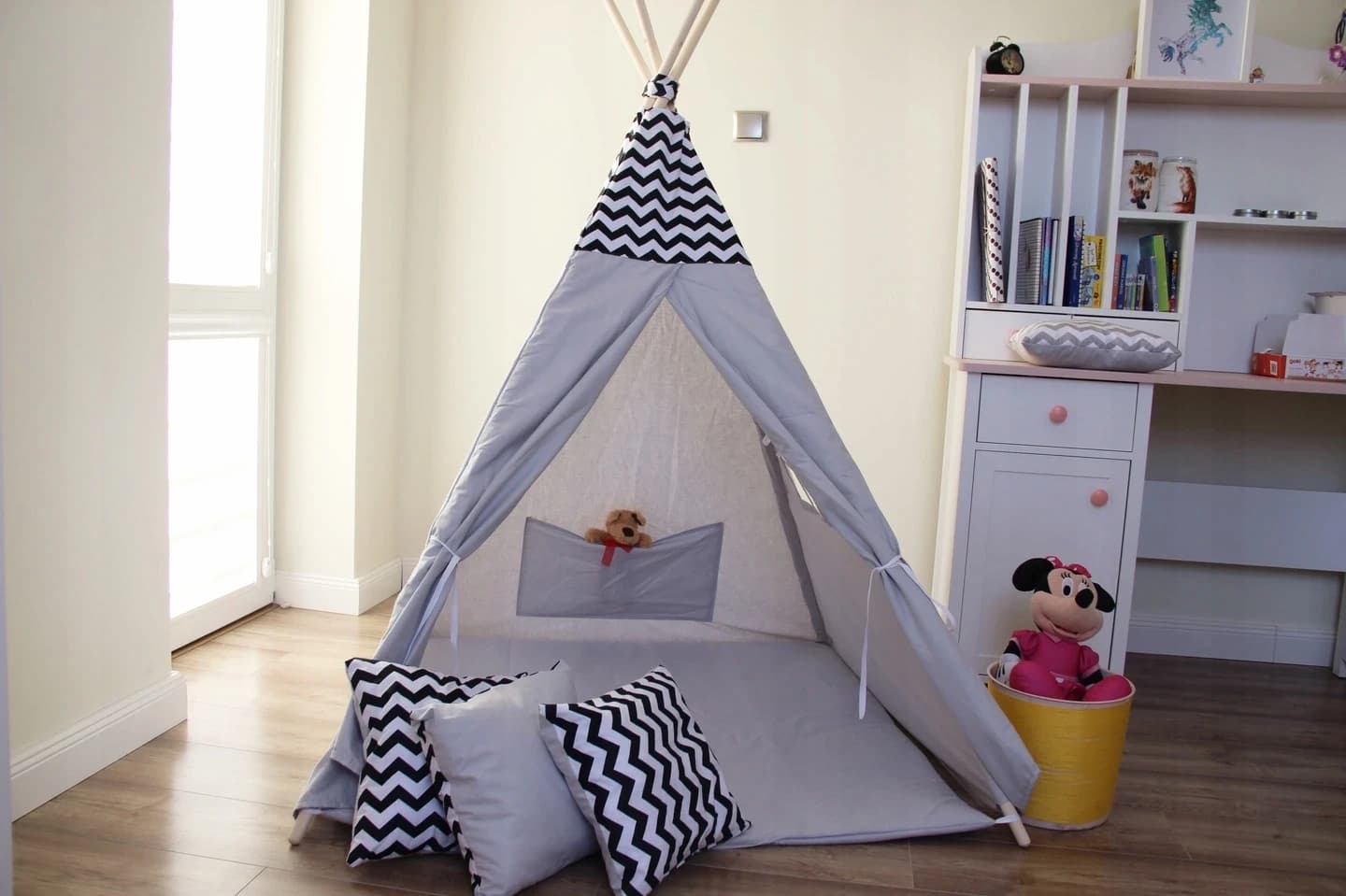 ciki-caki-teepee-stan-sivej-farby-s-cierno-bielym-ciki-cak