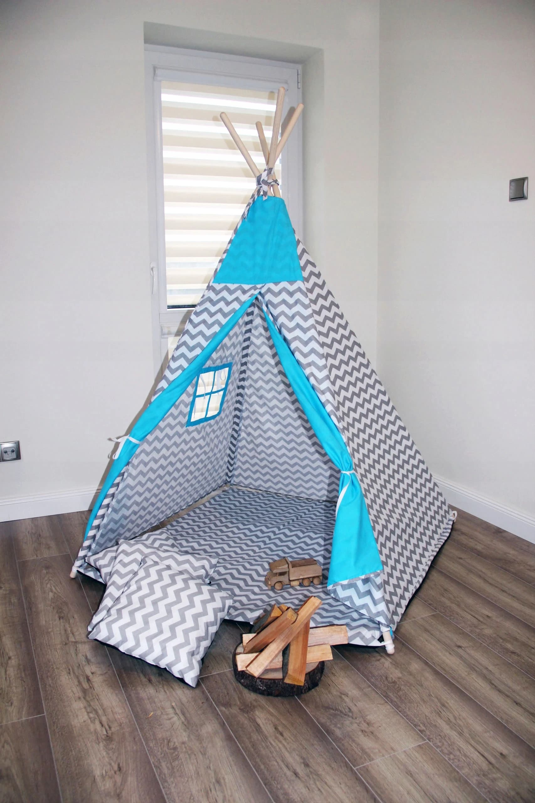 ciki-caki-teepee-stan-tyrkysovej-farby-s-svetlo-cierno-biely