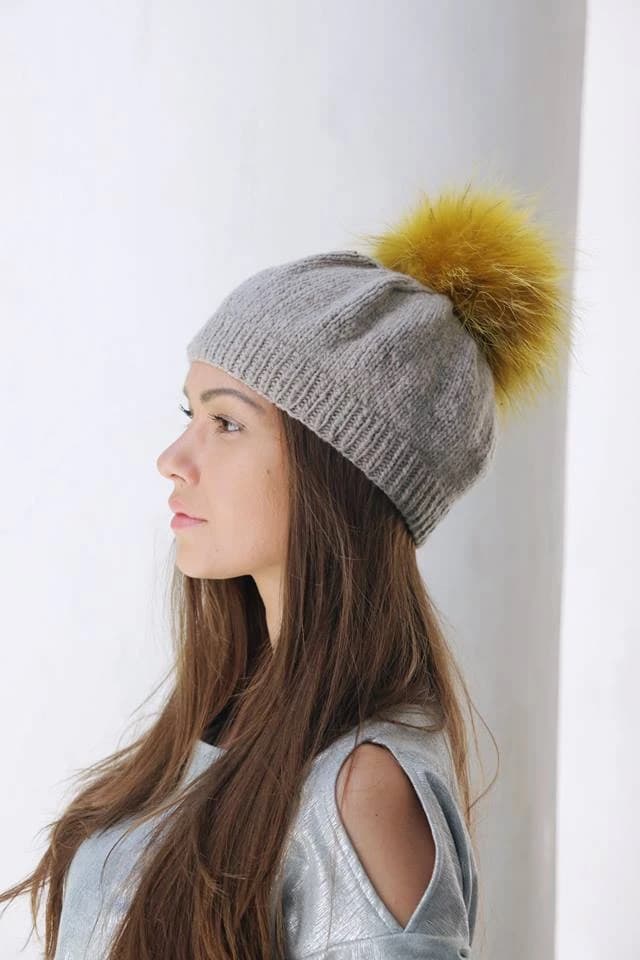 zlty-pravy-kozusinovy-pom-pom-z-kozusiny-myvala