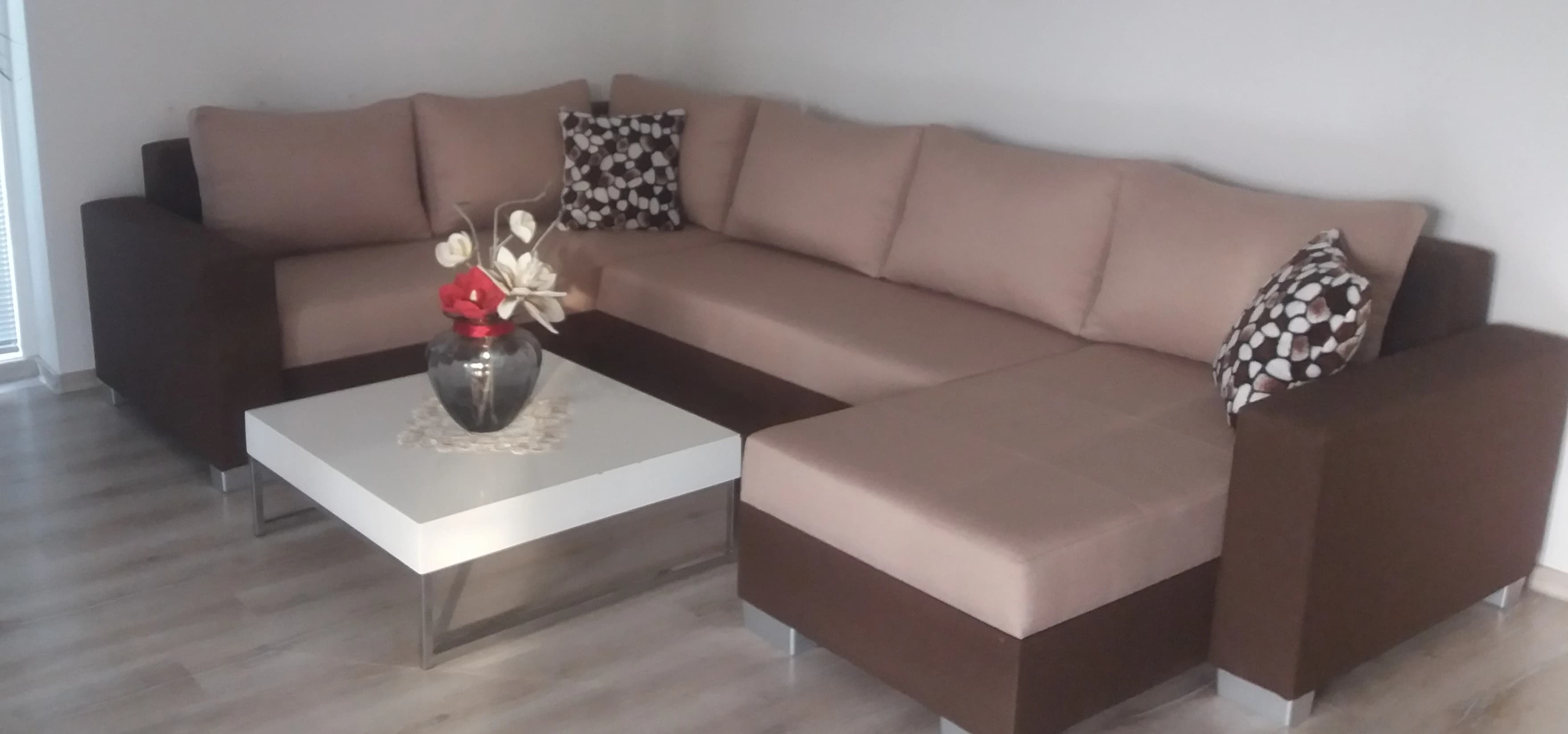 predam-sedacku-v-tvare-u