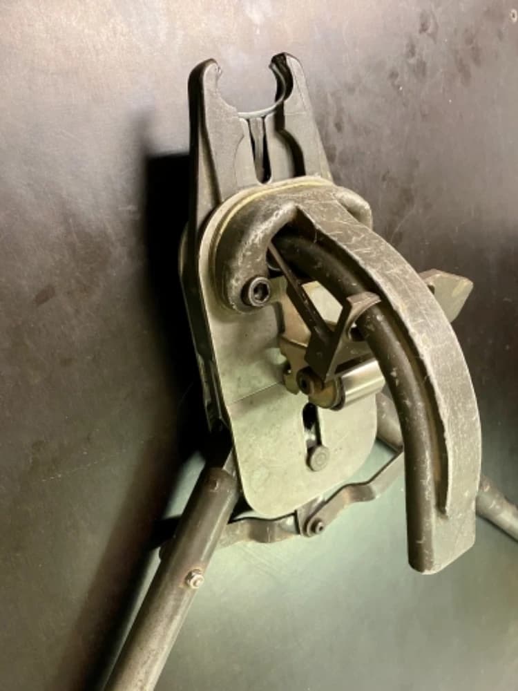 pakove-klieste-na-c-spony