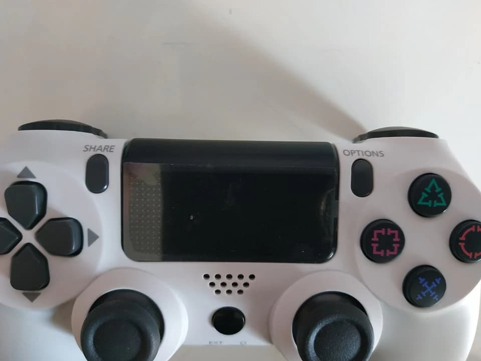 biely-ps4-ovladac-na-predaj