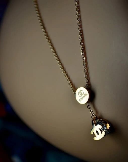 privesok-s-retiazkou-chanel-style