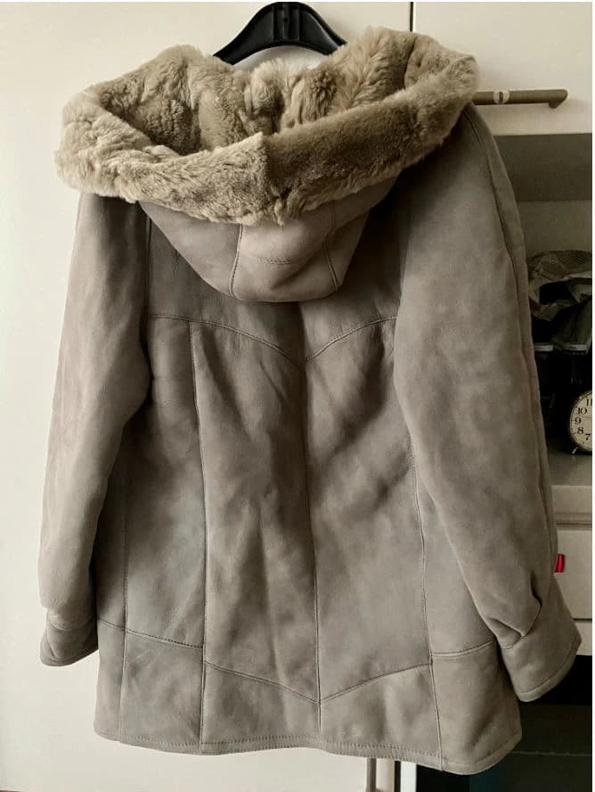 predam-kratky-sedy-slovensky-kozuch-s-kapucnou