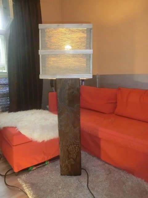 drevena-stojaca-lampa