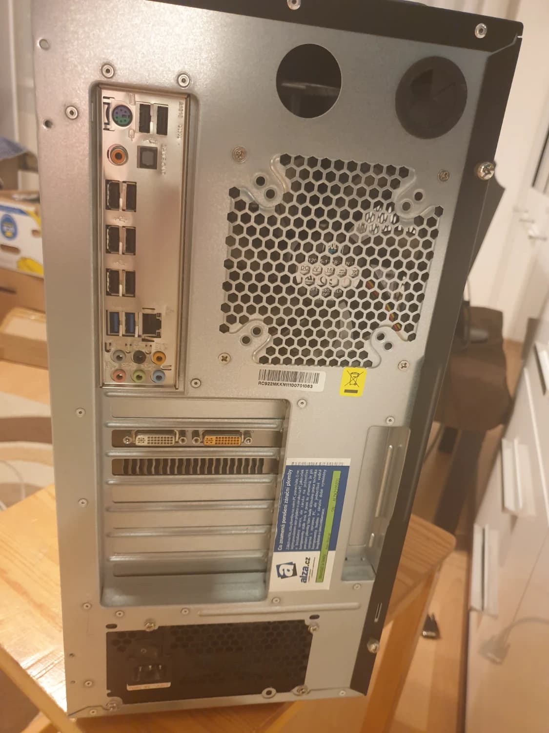 predam-stolovy-pc-s-lcd-monitorom-klavesnica-mys