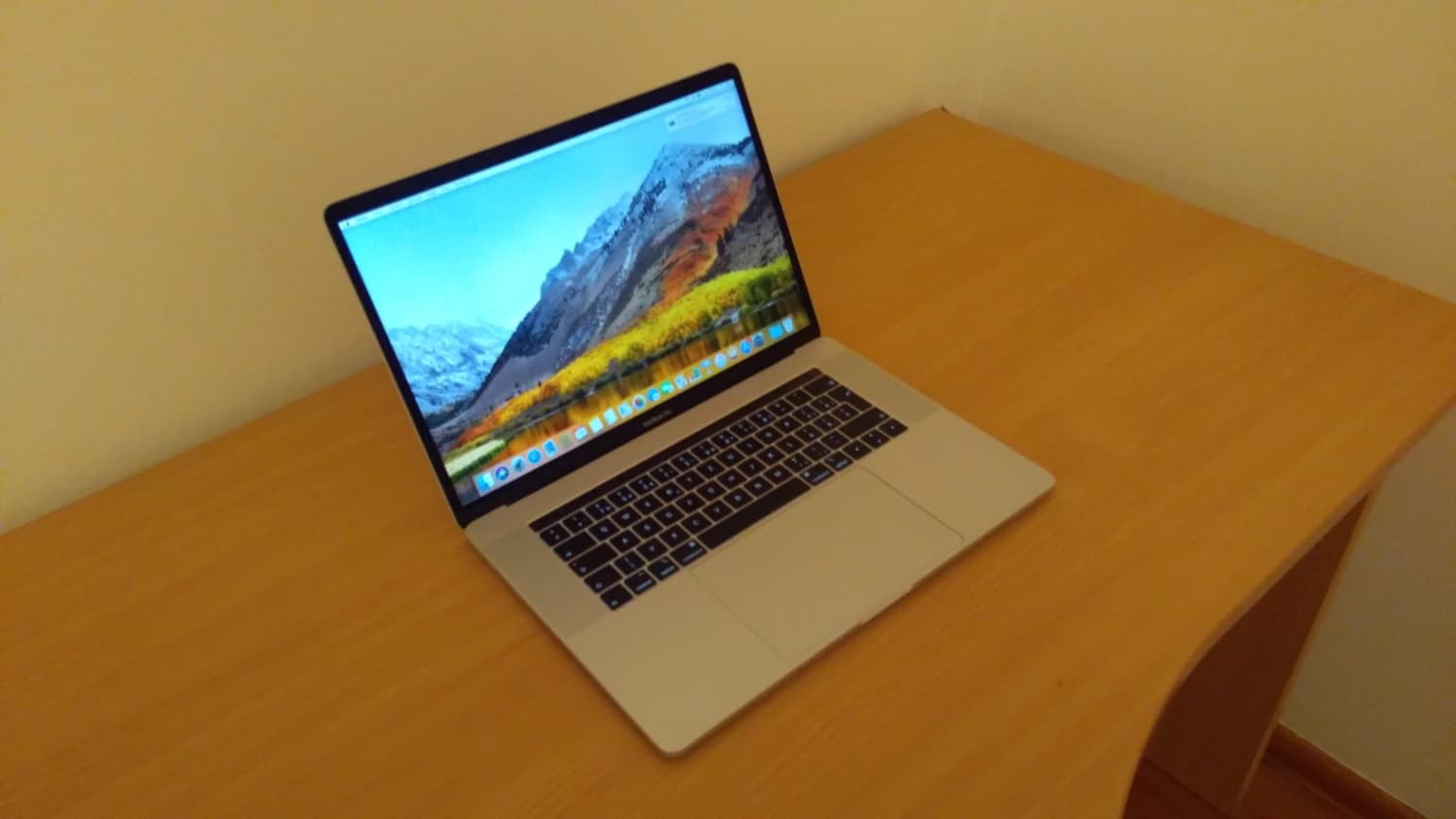 macbook-pro-15-v-zaruke-16gb-ram-i7-26ghz-512-gb-ssd