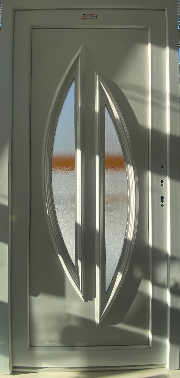 predam-biele-nove-plastove-vchodove-dvere-ausbach