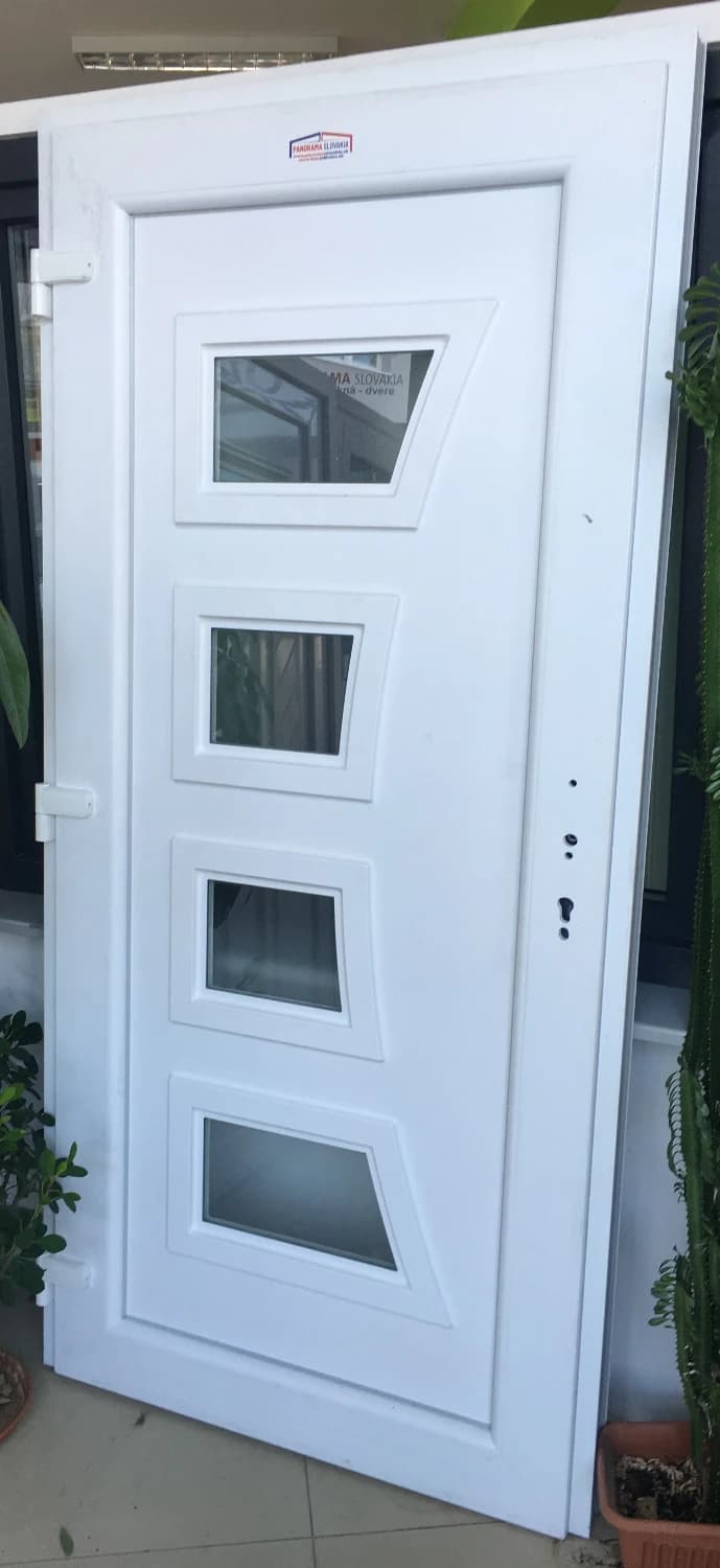 na-predaj-nove-vchodove-dvere-plastove-moderna-2