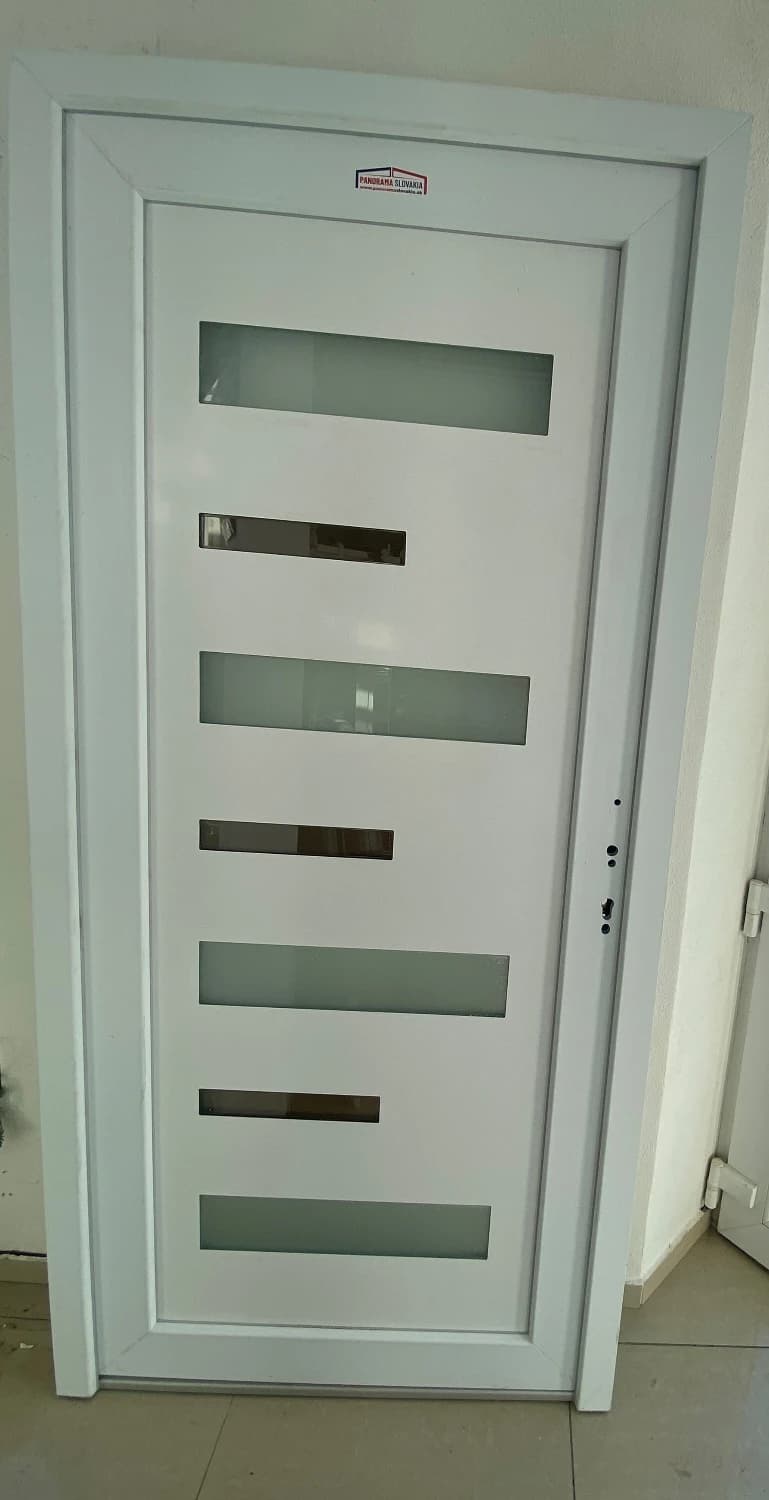 predam-nove-plastove-vchodove-dvere-moderna