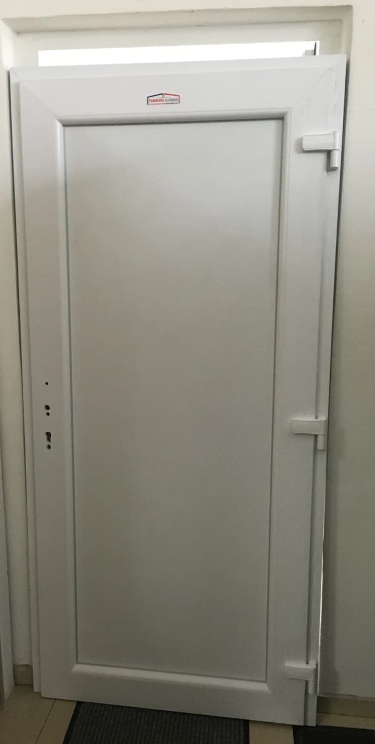 predam-nove-plastove-vchodove-dvere-hladke-s-vyplnou