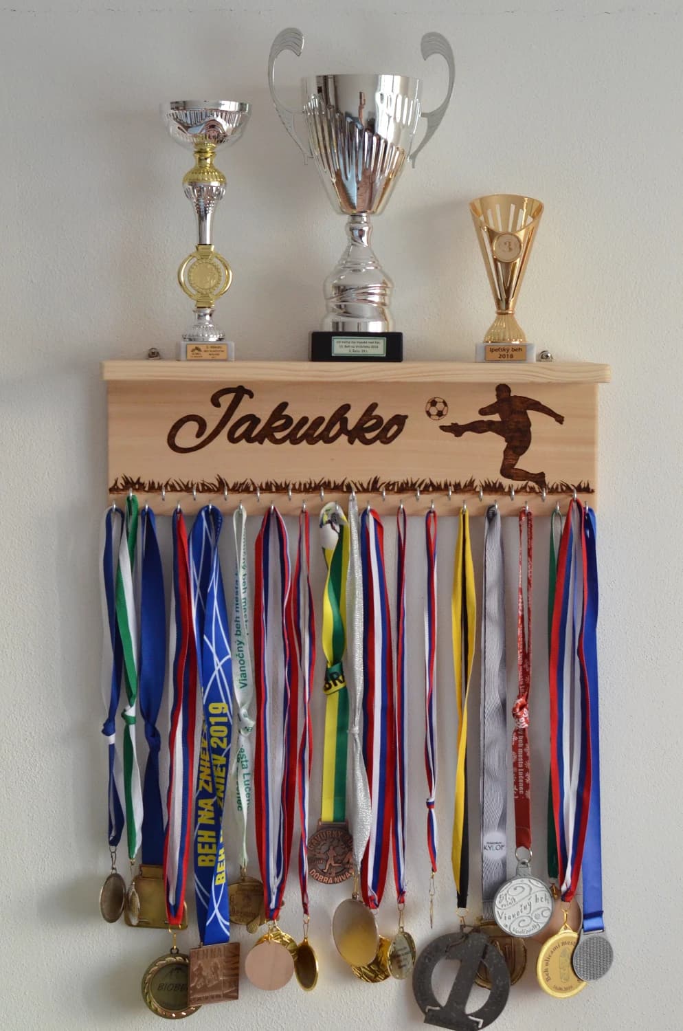 vesiak-na-medaily-s-polickou-na-trofeje