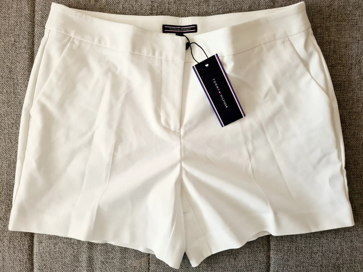 damske-znackove-bermudy-kratasy-tommy-hilfiger