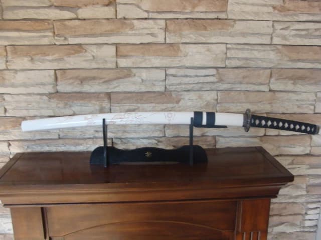 katana-white-s-rucne-vyrezavanymi-znakmi