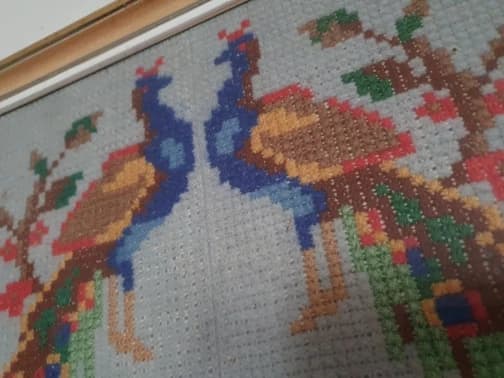 velky-gobelinovy-obraz-za-sklom-pavi-motiv