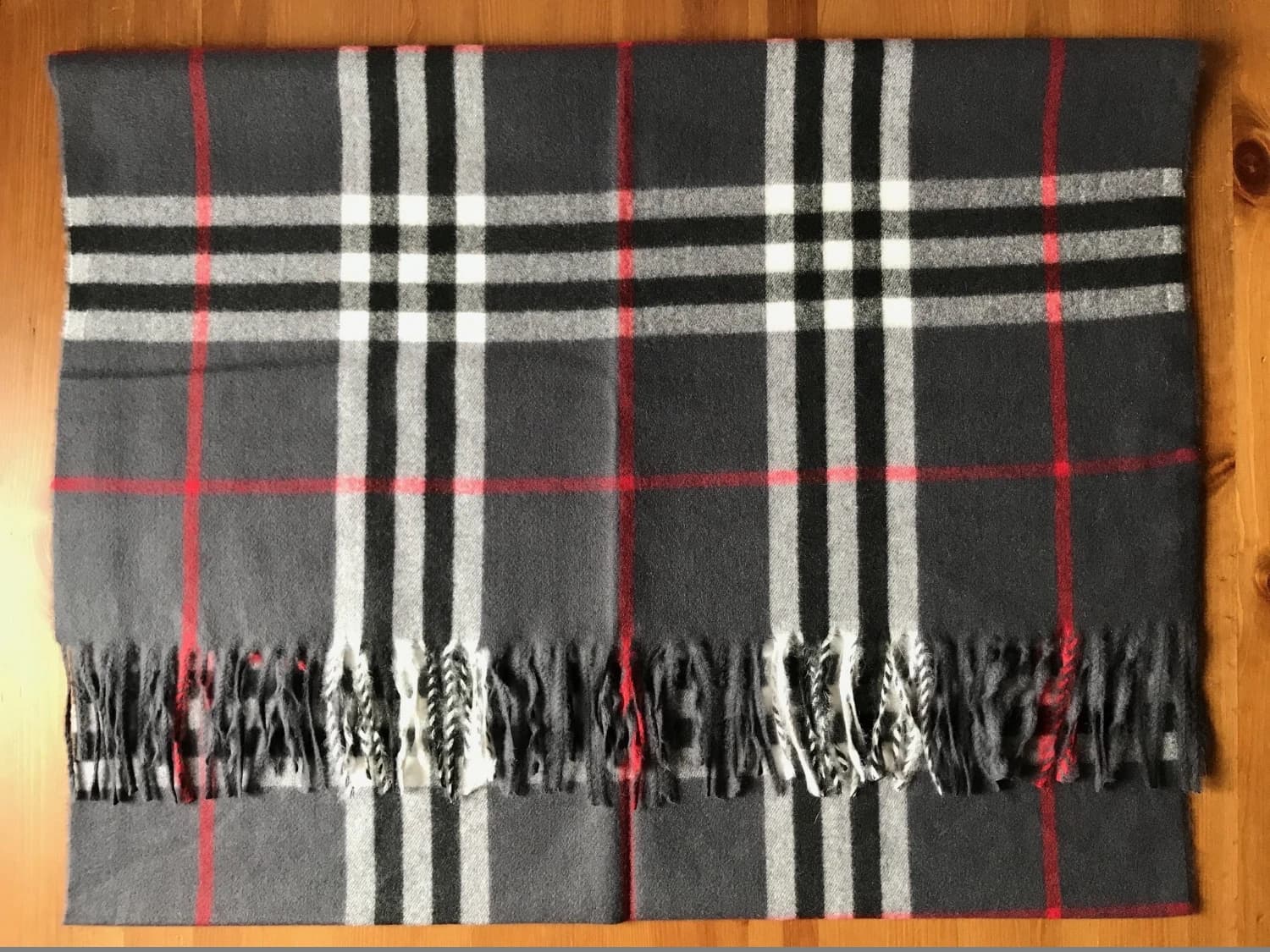 tmavo-sivy-kasmirovy-sal-burberry-style