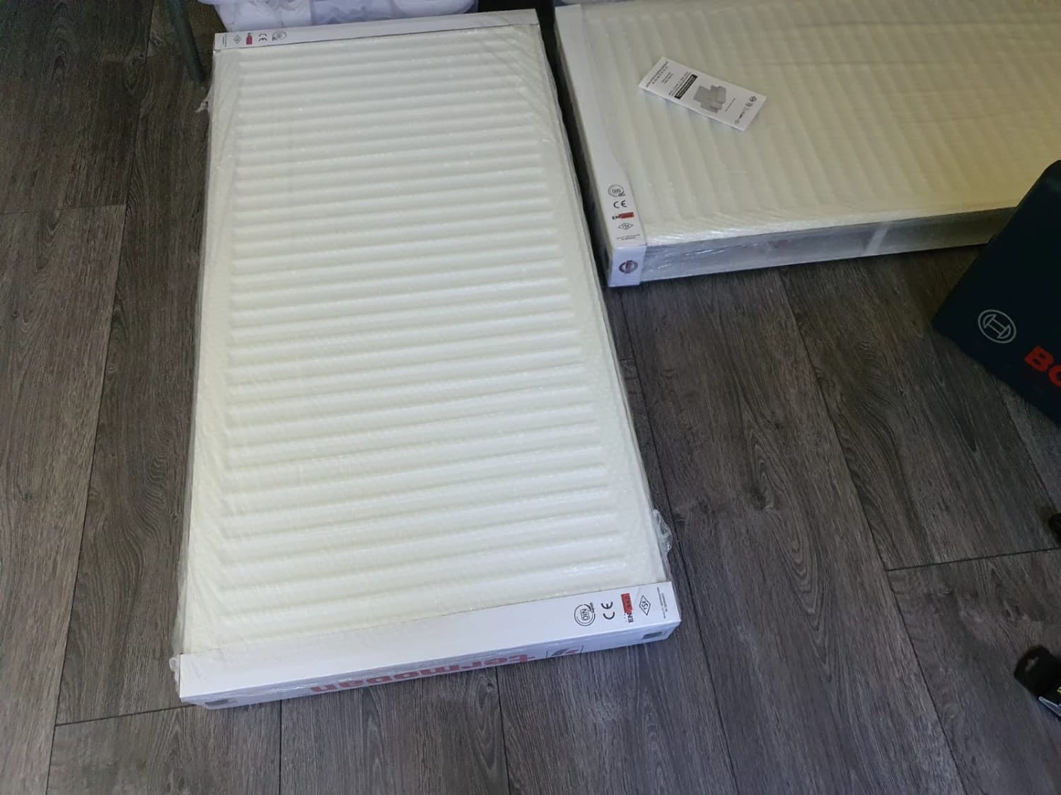ocelove-radiatory-termopan-s-regulatormi-a-ventilmi-bianchi