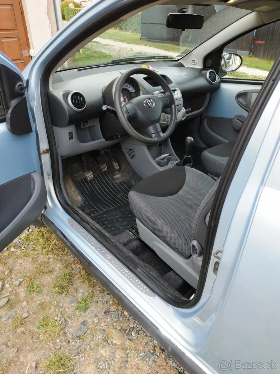 predam-toyota-aygo-r-v-2006-benzin-143-xxx-km