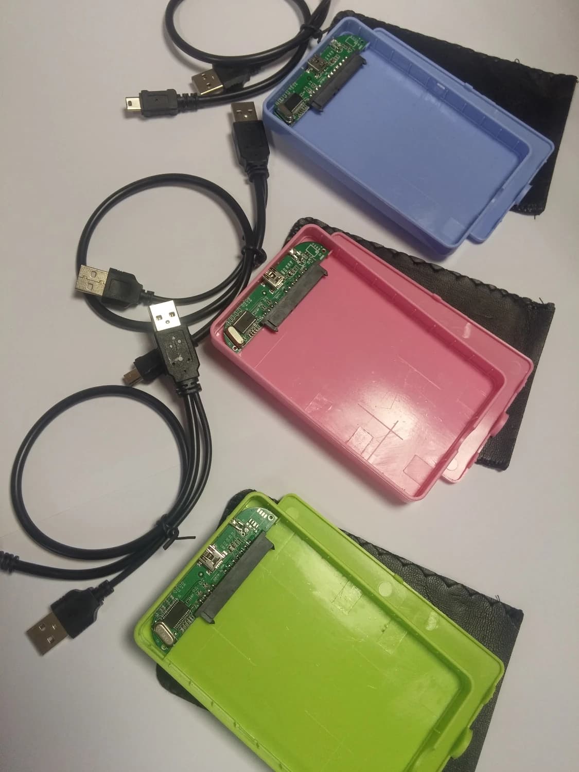 predam-externy-box-usb-20-pre-sata-hdd-25-rozne-farby