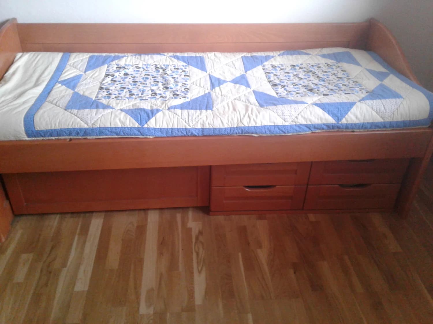 postel-s-madracom-rostom