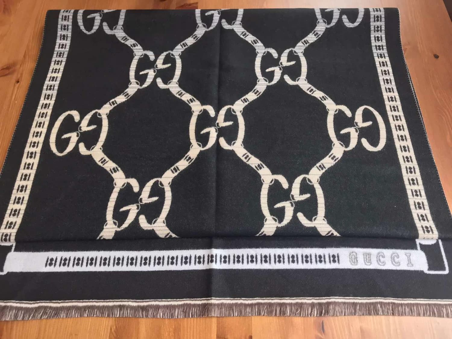 cierny-teplucky-kasmirovy-sal-gucci-style