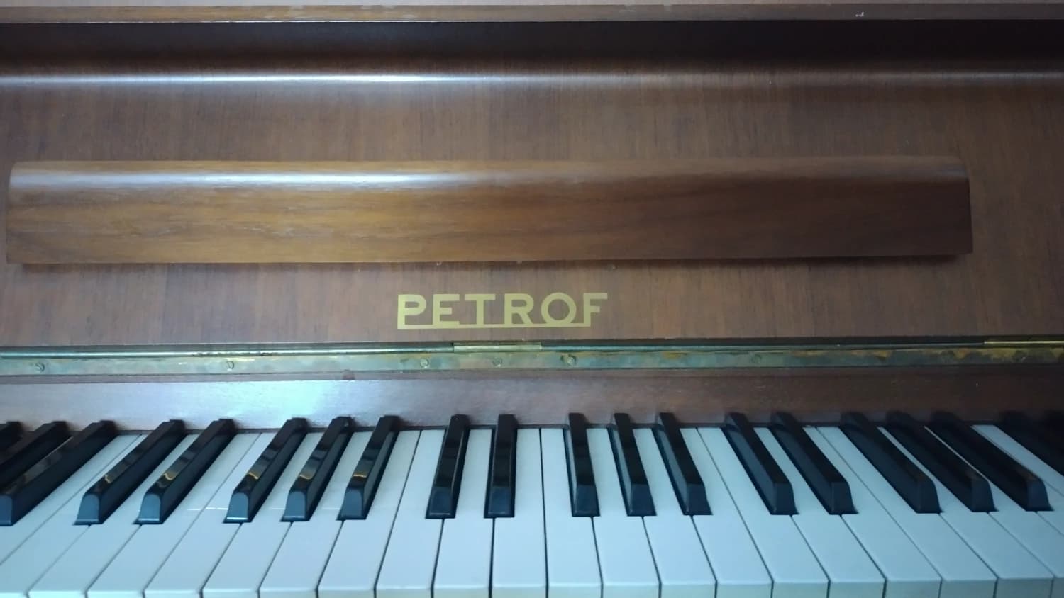 klavir-petrof