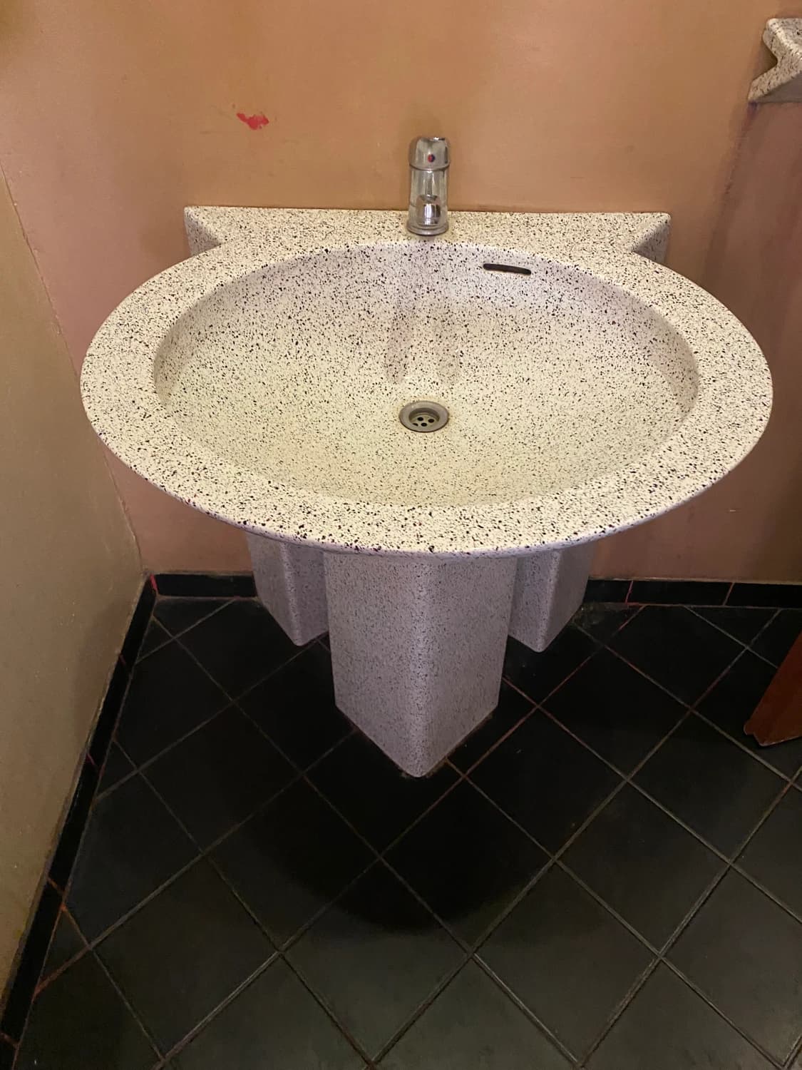 predam-umyvadlo-s-bateriou