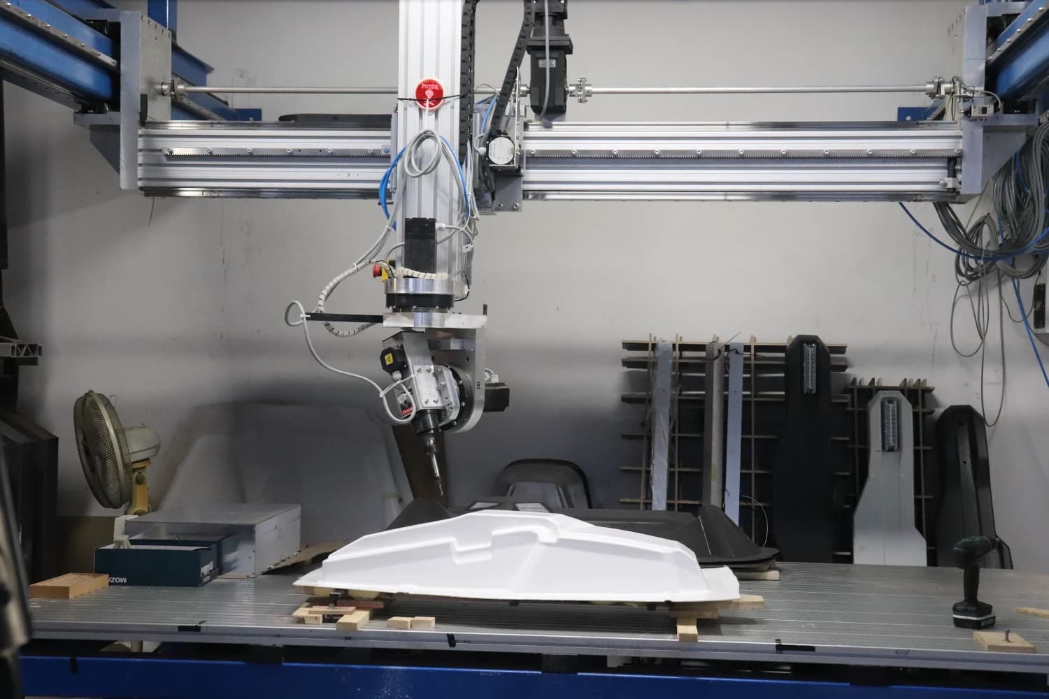 prodam-vakuovy-lis-a-5-ti-osou-cnc-frezku