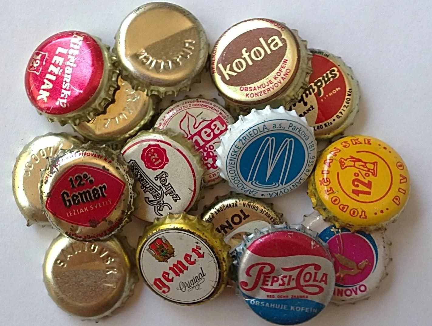 zberatel-kupi-korunkove-uzavery-vrchnaky-z-piva-a-napojov
