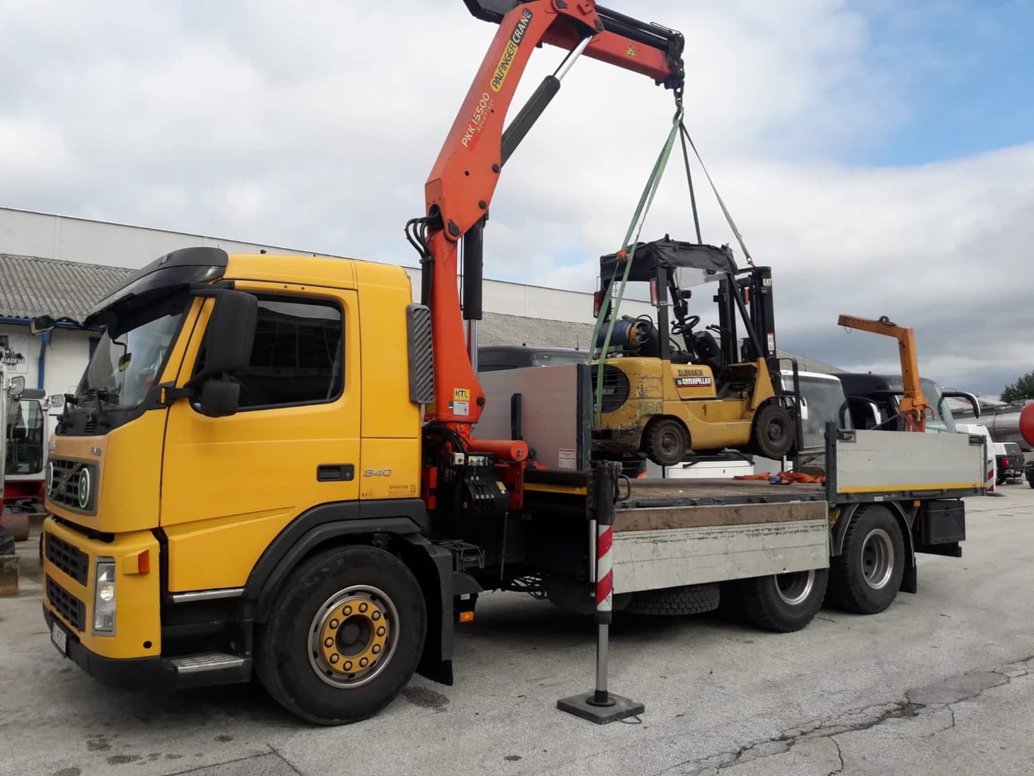 autodoprava-s-hydraulickou-rukou-s-nosnostou-14t-nakladu