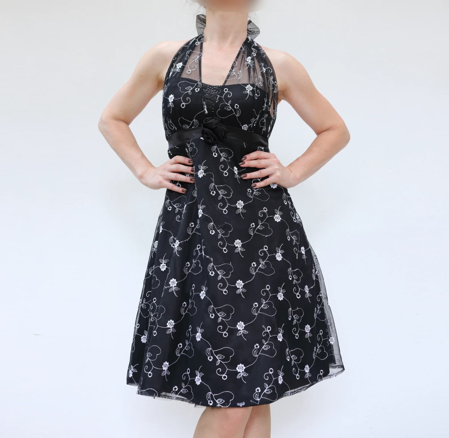 cierne-spolocenske-vysivane-pin-up-saty-vel-s