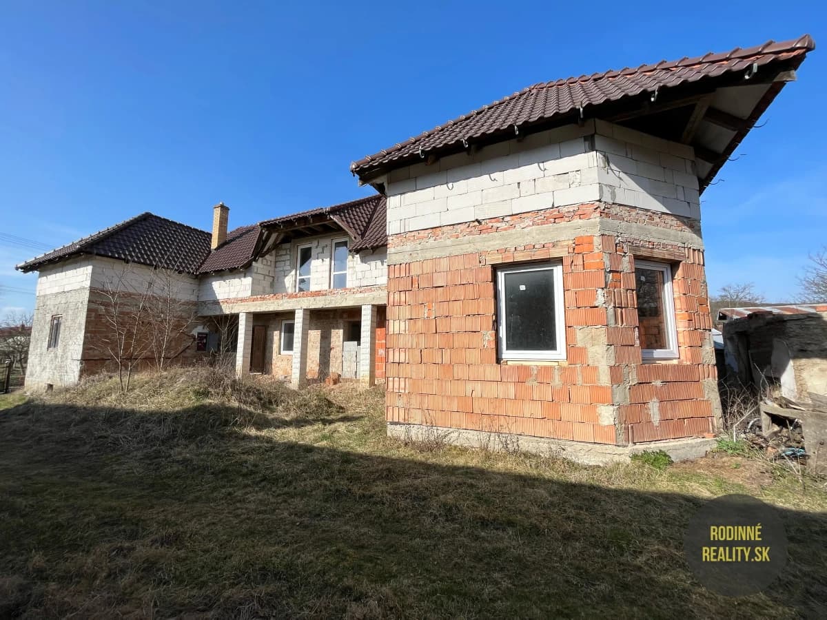 rozostavany-rodinny-dom-s-velkorysym-priestorom-v-bystrom