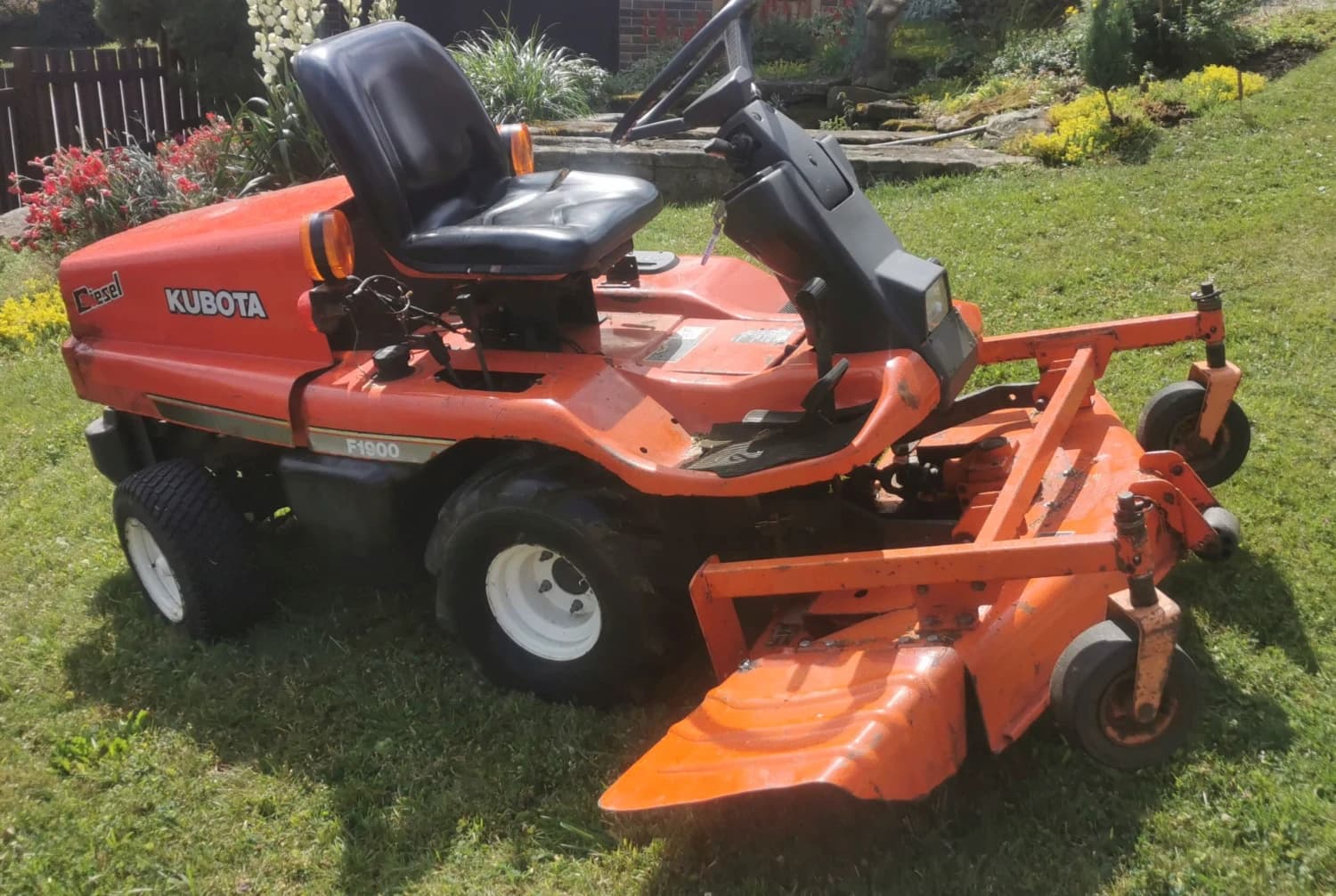 sekacka-zahradni-trakturek-kubota-f1900