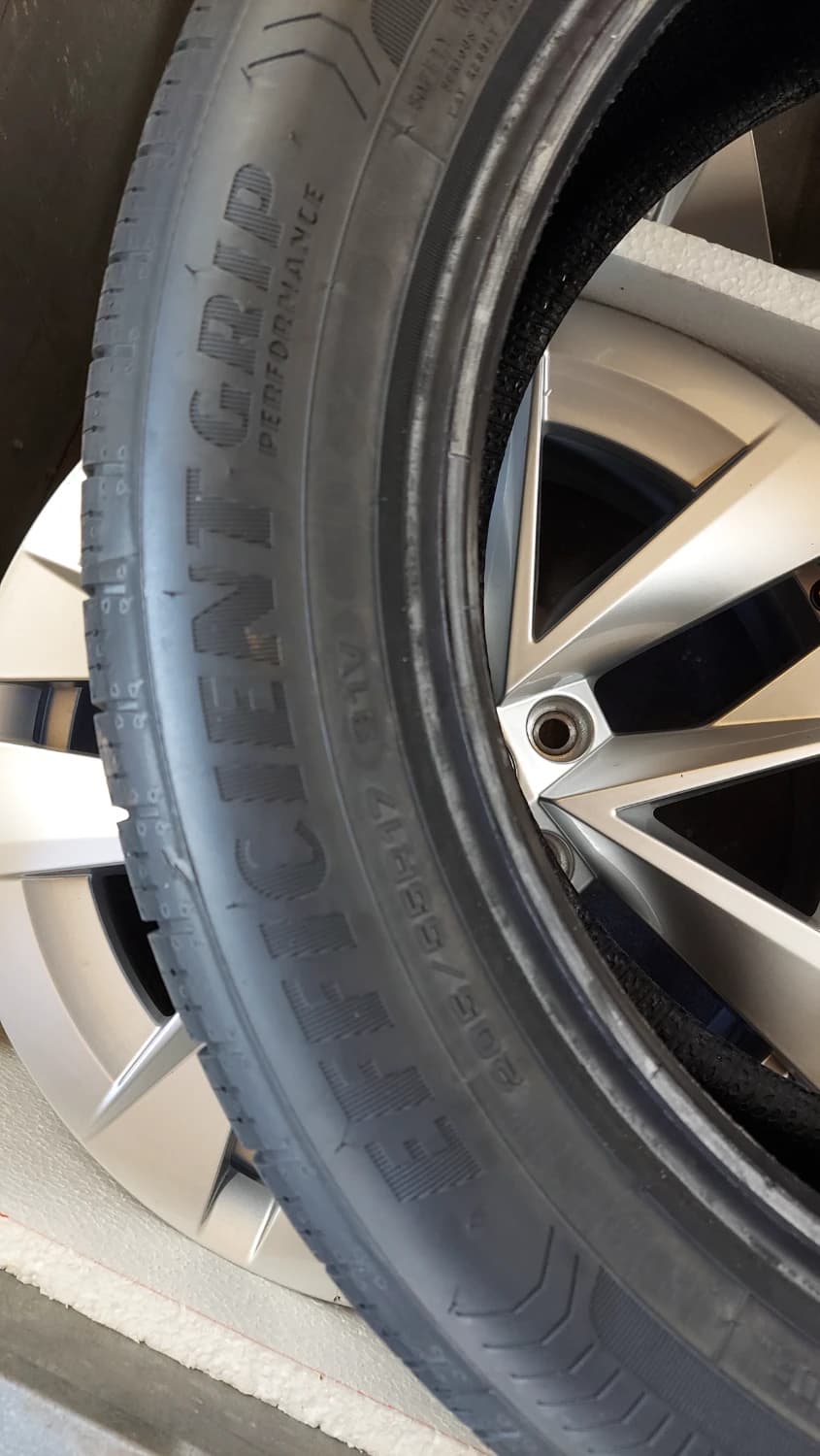 letne-pneu-goodyear-efficientgrip-performance