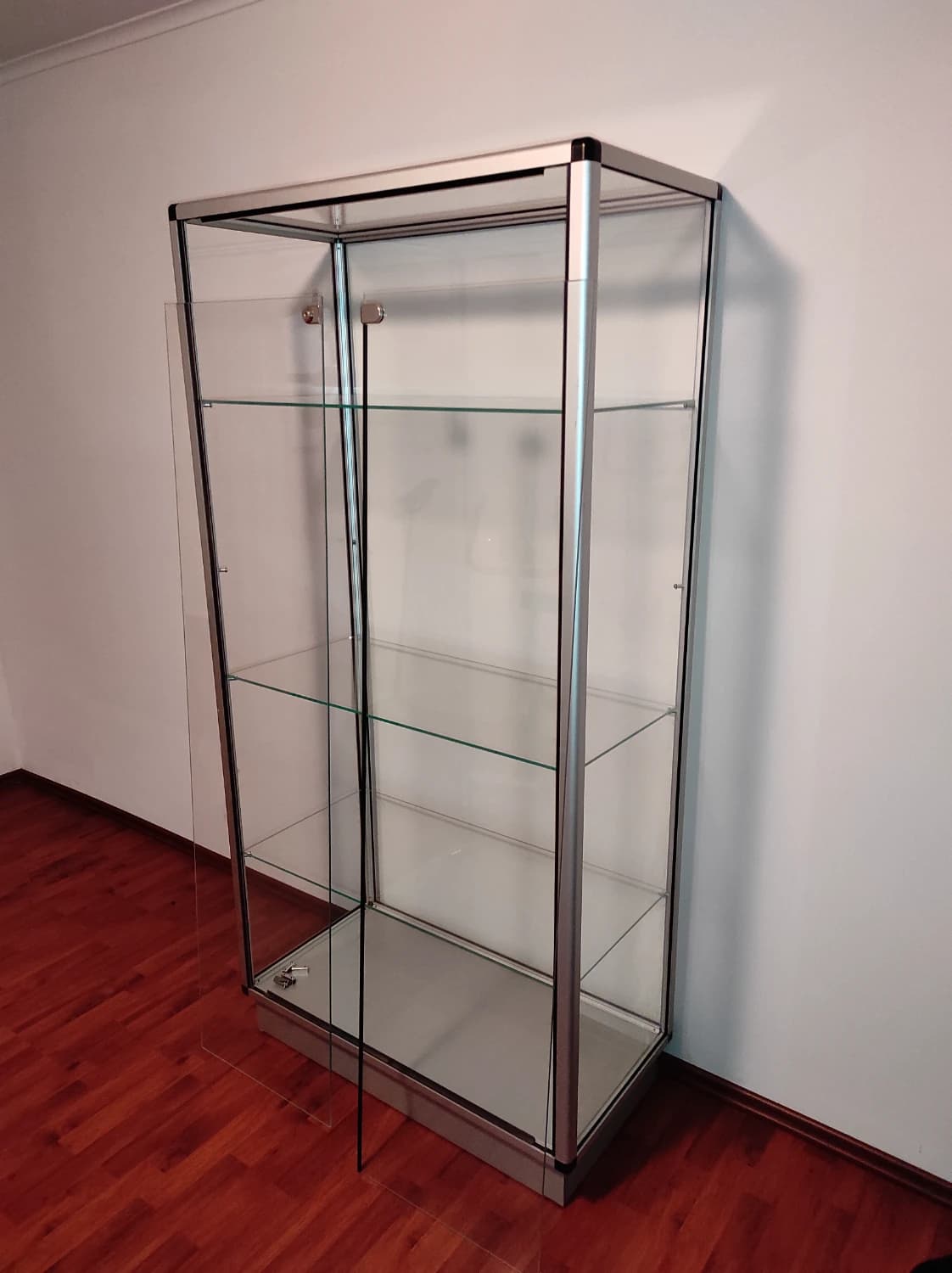 sklenena-vitrina-medcom