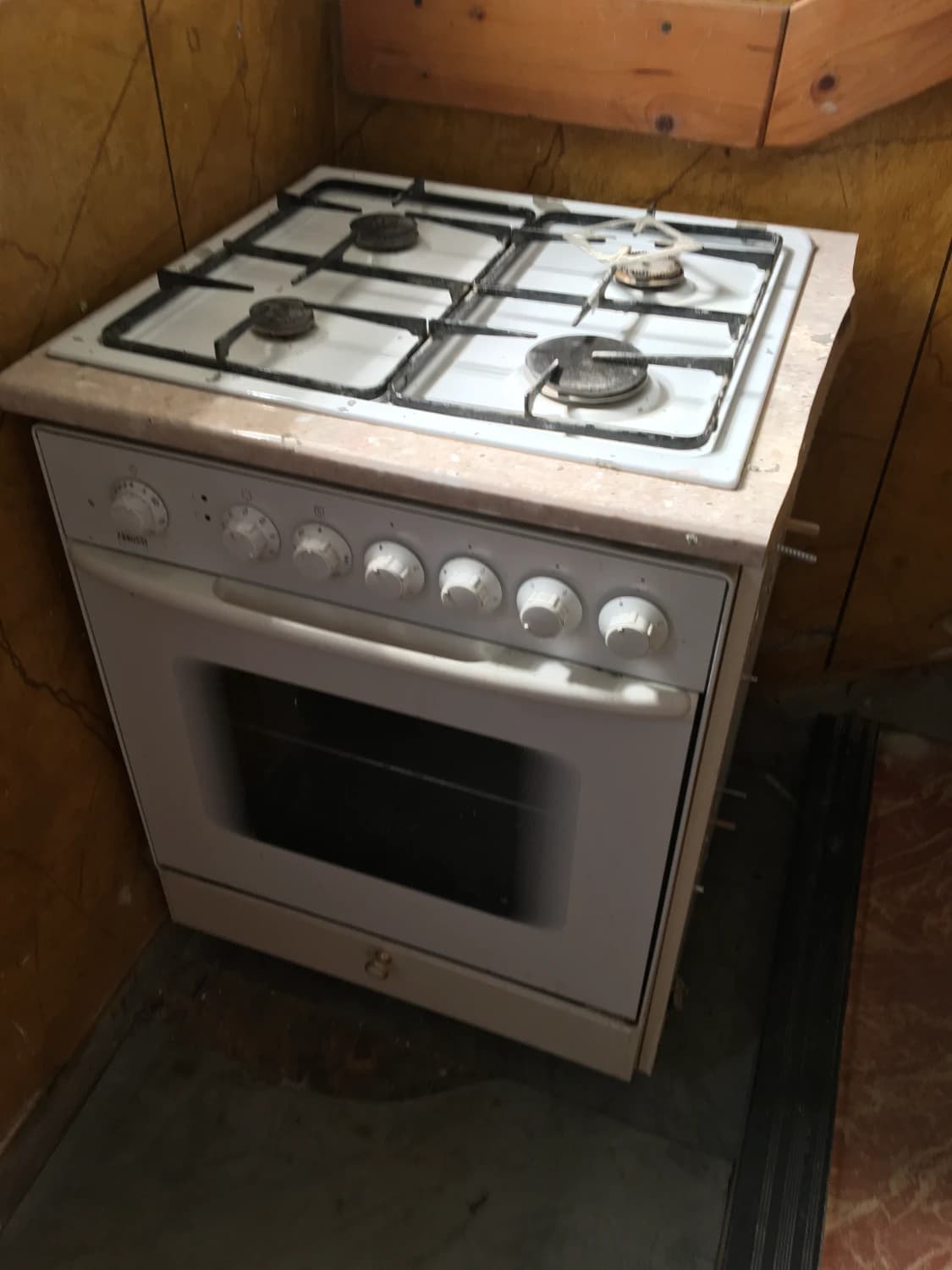 predam-malo-pouzivany-sporak-varnu-dosku-lacno-35-e