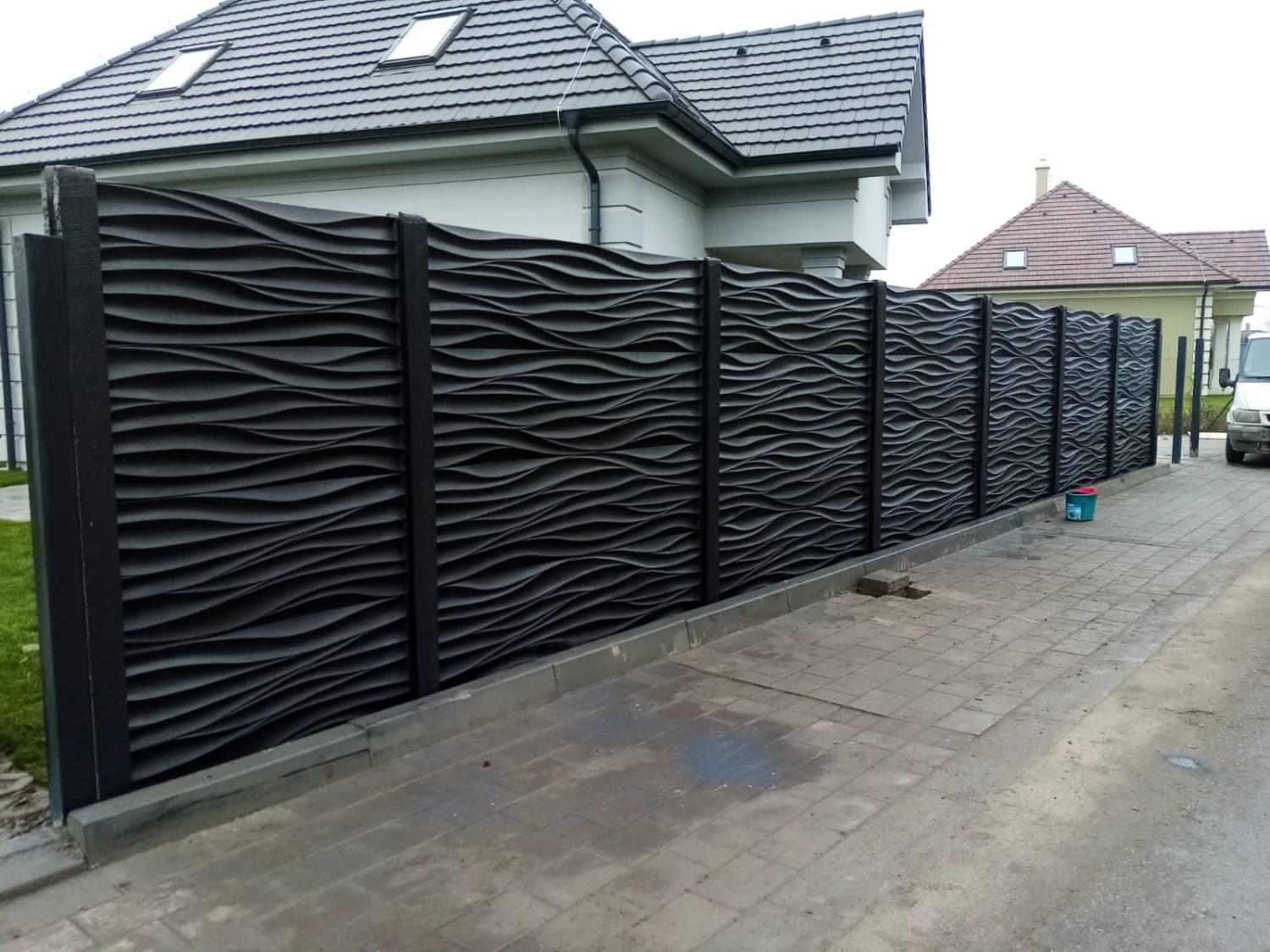 betonove-ploty-23-eur-bm-vyroba-farbenie-zdarma-montaz