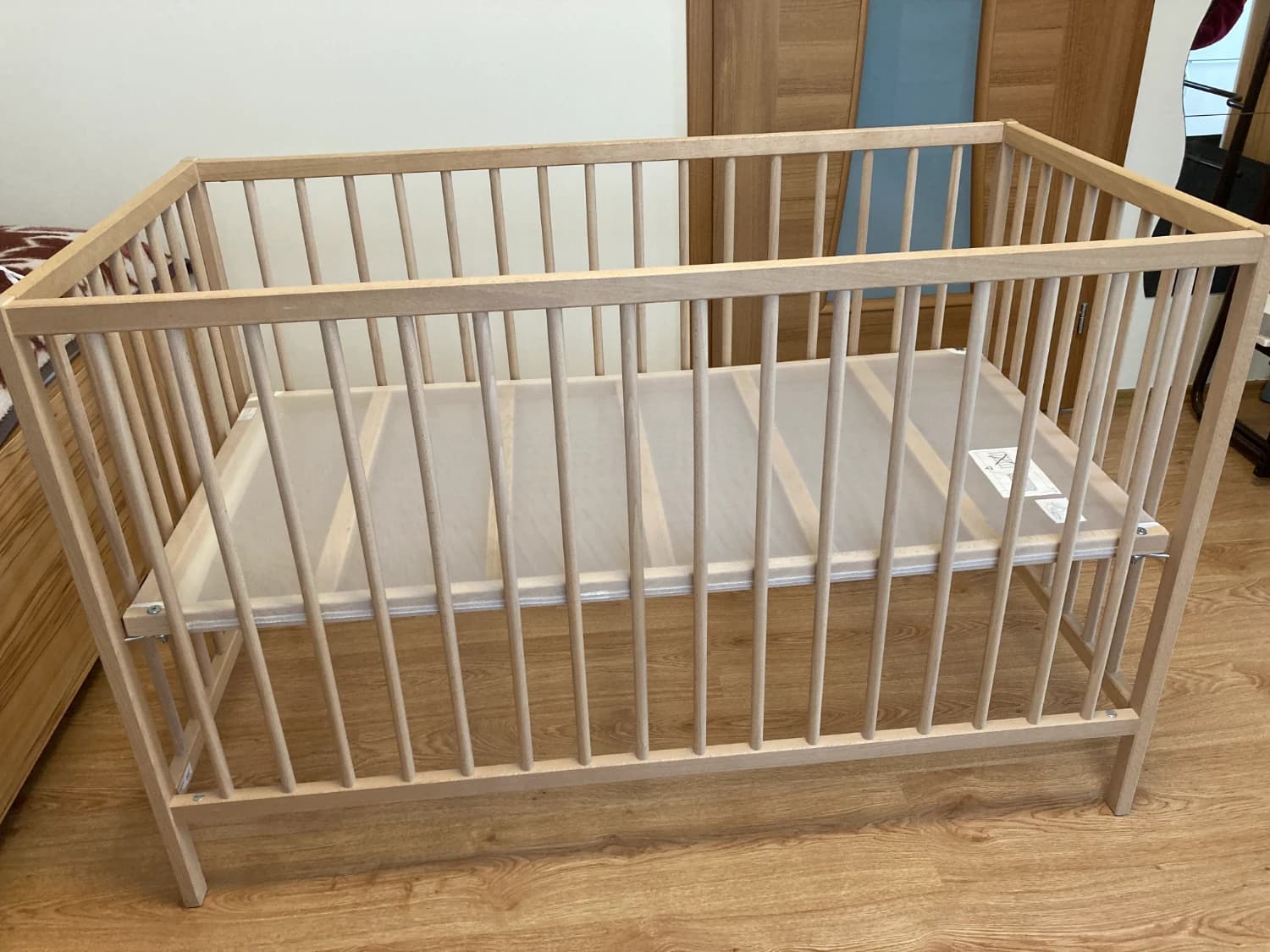 predam-zanovnu-obcas-pouzivanu-drevenu-detsku-postielku-rozmer-vonkajsi-1235x65-cm