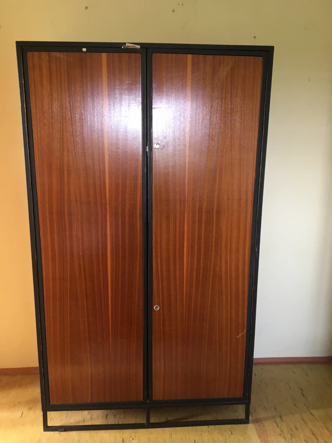 predam-zachovalu-numizmaticku-skrinu-perfektny-stav-s-policami-2x-zamka-na-dverach-kovovy-ram-pevna-skvely-stav
