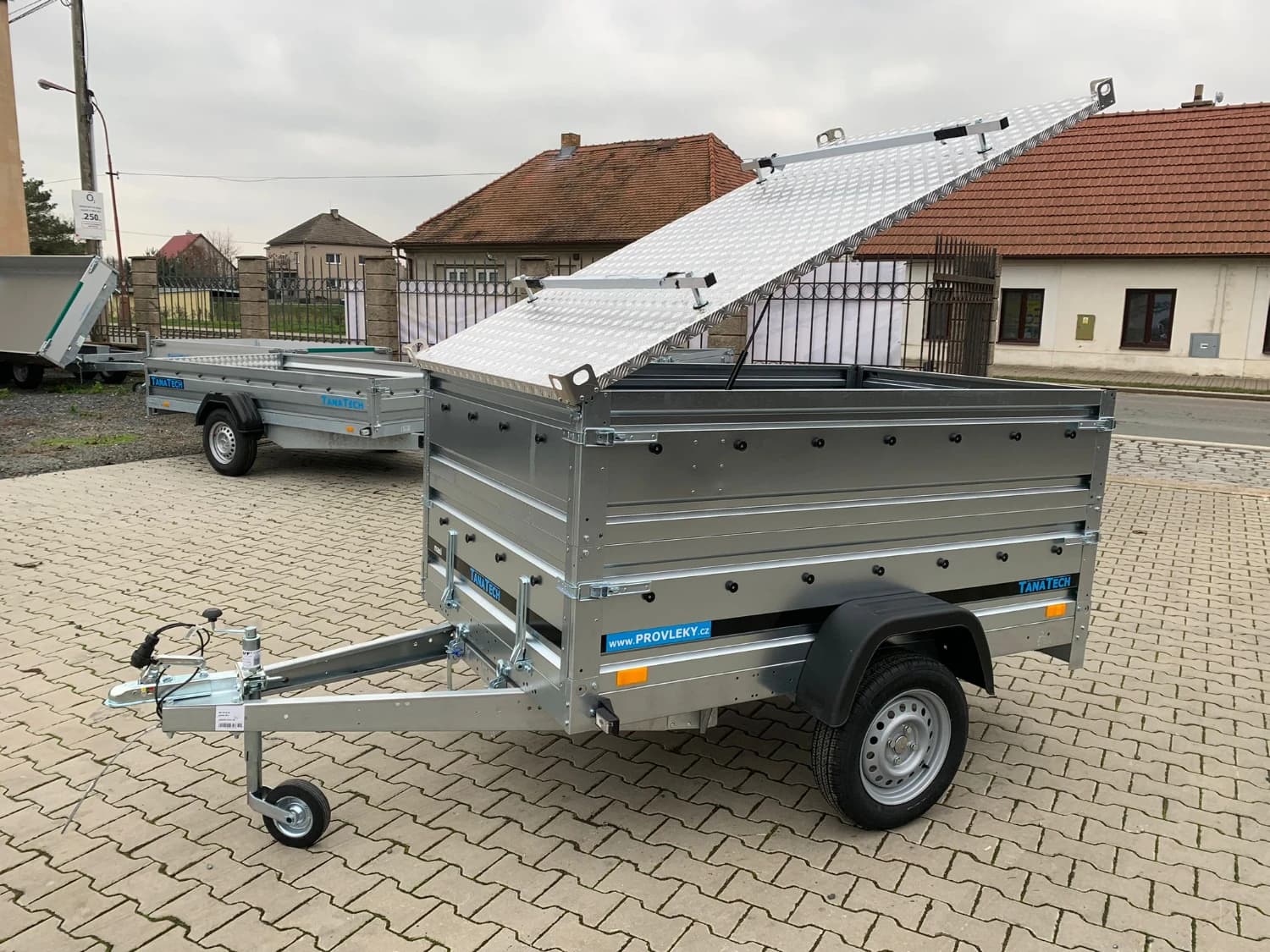 prives-maxi-201-s-nastavbou-a-vikem-750kg