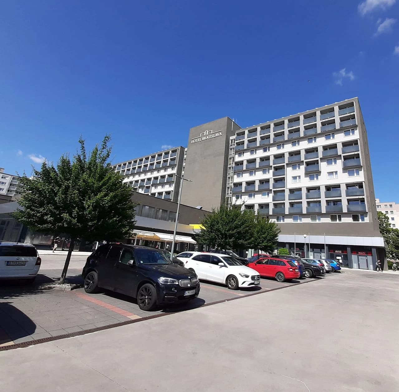 prenajom-kancelarie-26-m2-po-rek-s-balkonom-a-park-statim-v-hoteli-bratislava-ruzinov