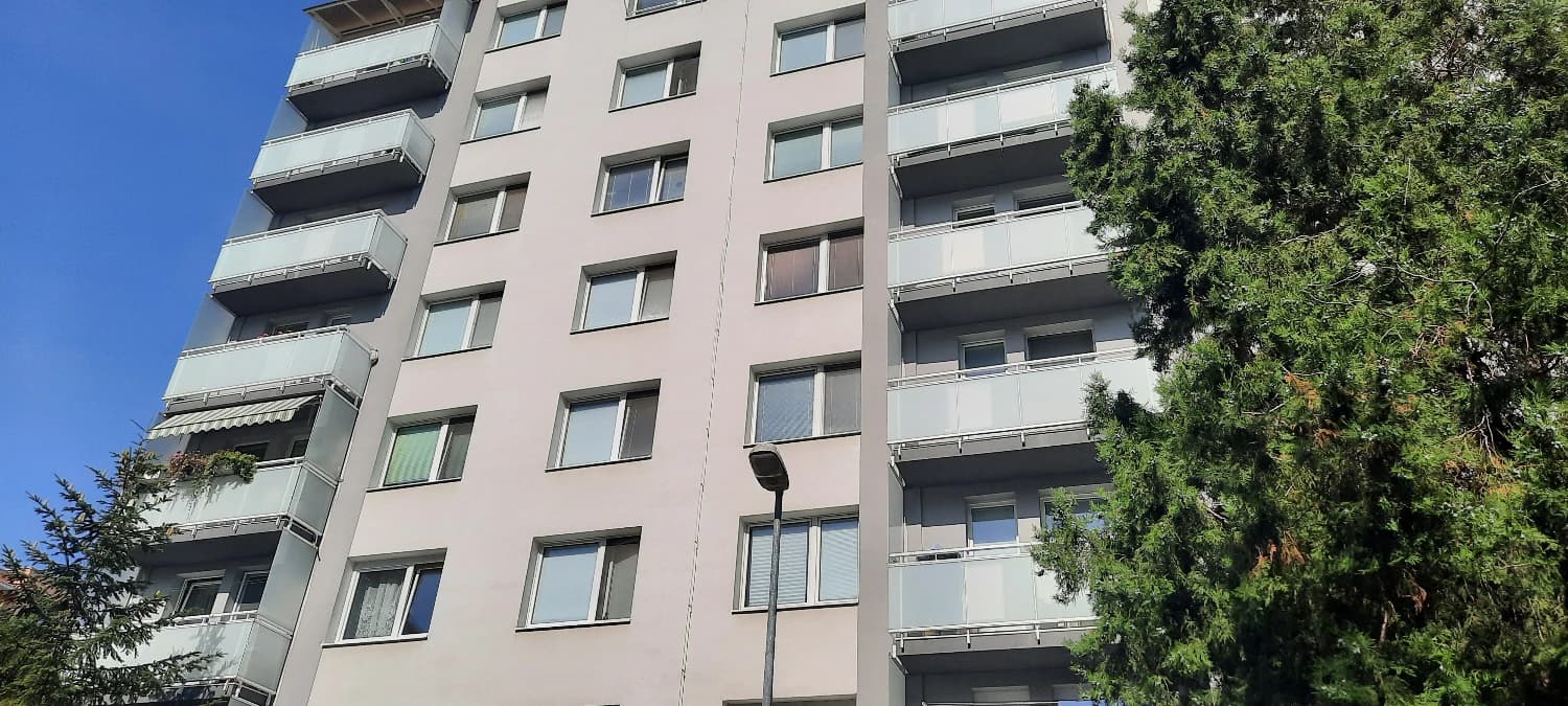 garzonka-na-predaj-cmelikova-dobre-parkovanie